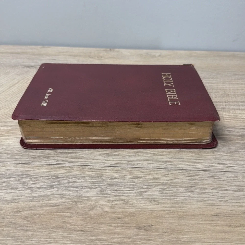Holy Bible New King James Version‎ Red Letter Edition Bonded Leather Gold Edge